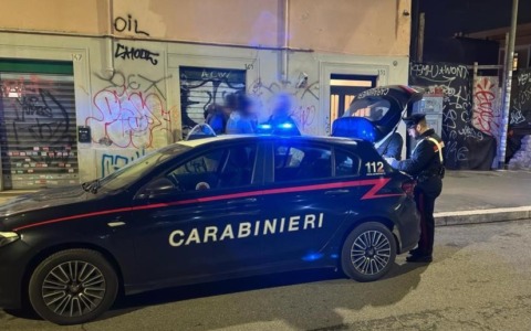 Aggredisce con calci e pugni commerciante per rubargli il cellulare, arrestato