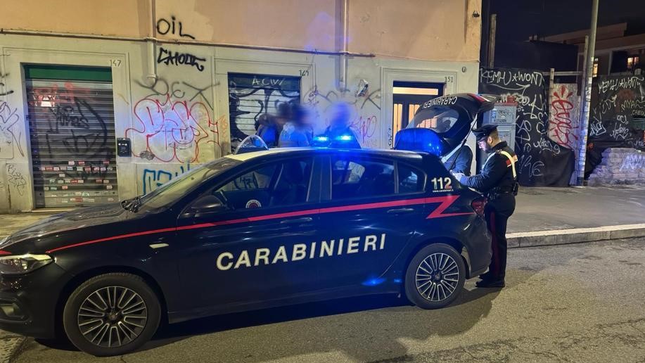 Aggredisce con calci e pugni commerciante per rubargli il cellulare, arrestato
