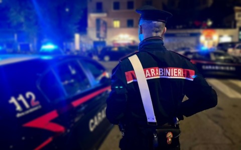 Anziani sequestrati e rapinati in casa, caccia a due uomini