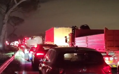 Furgone si ribalta sulla Pontina, traffico di nuovo regolare