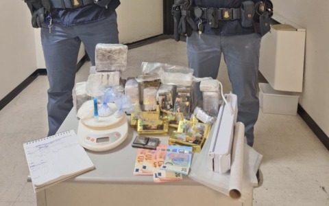 Arrestato giovane pusher, nascosti 5 chili di hashish in un pacco frigo