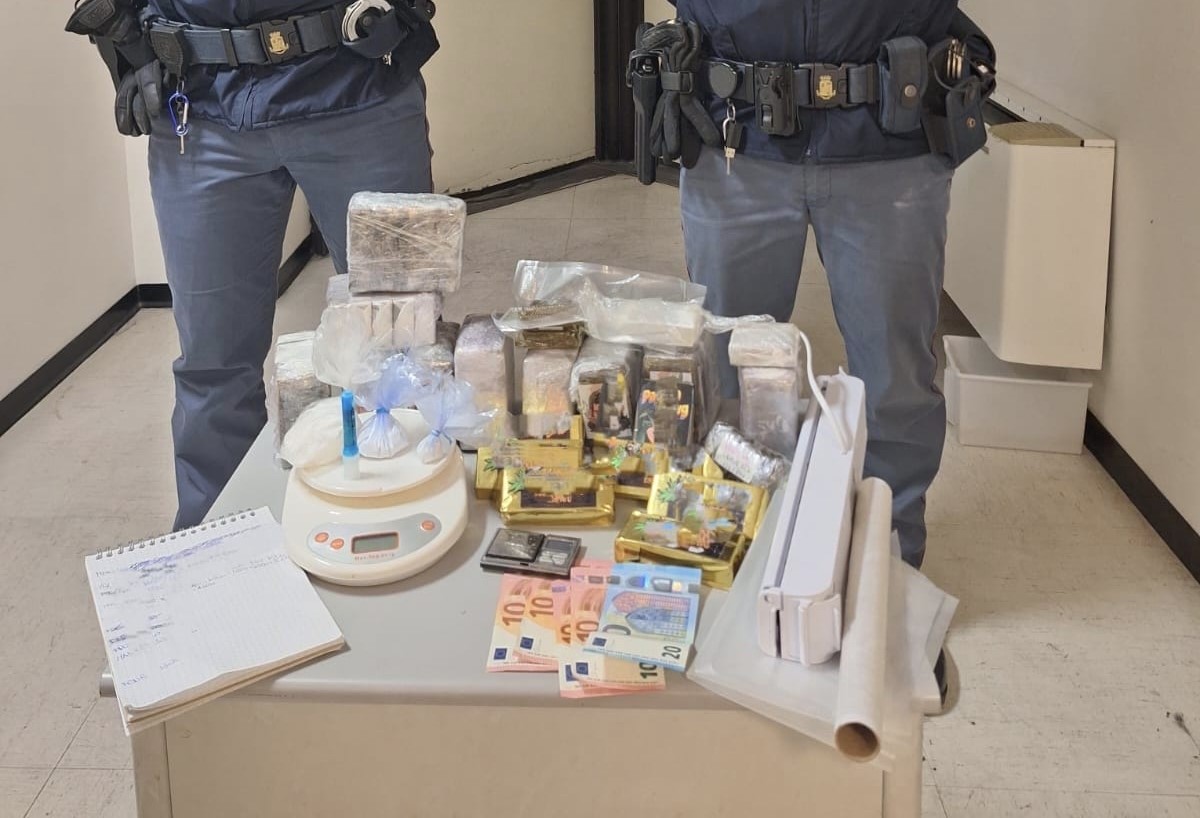 Arrestato giovane pusher, nascosti 5 chili di hashish in un pacco frigo