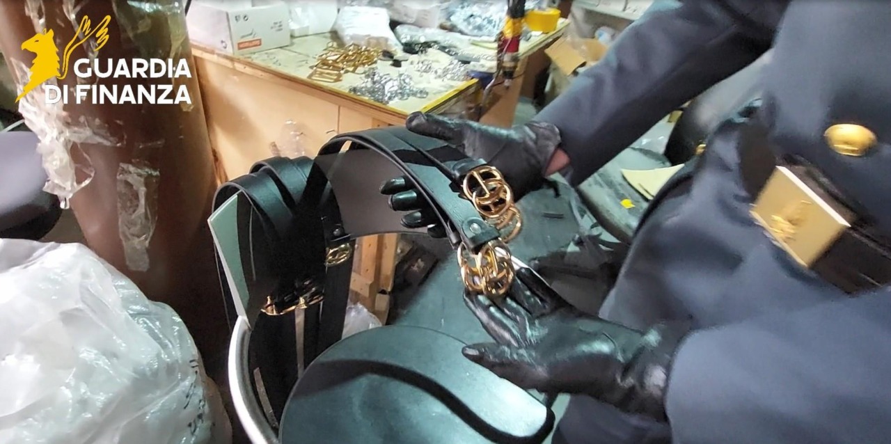 Sequestrati quattromila articoli contraffatti e pericolosi, cinque denunciati