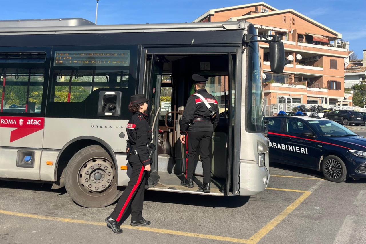Panico su un autobus, arrestato 51enne armato