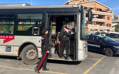 Panico su un autobus, arrestato 51enne armato