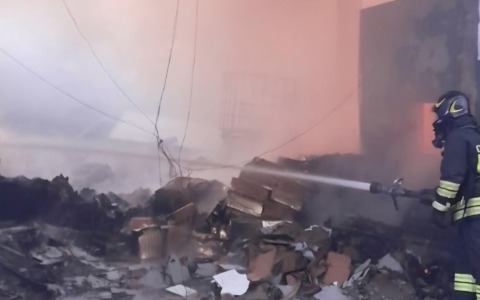 Incendio distrugge il Vogue Cocktail Bar, giovane ripreso dalle telecamere