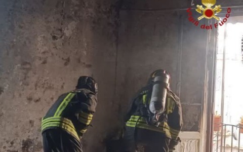 Incendio distrugge appartamento in via dei Banchi Nuovi