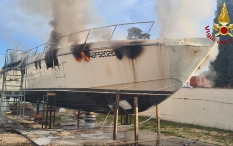 Incendio a bordo di un’imbarcazione, indagini sulle cause