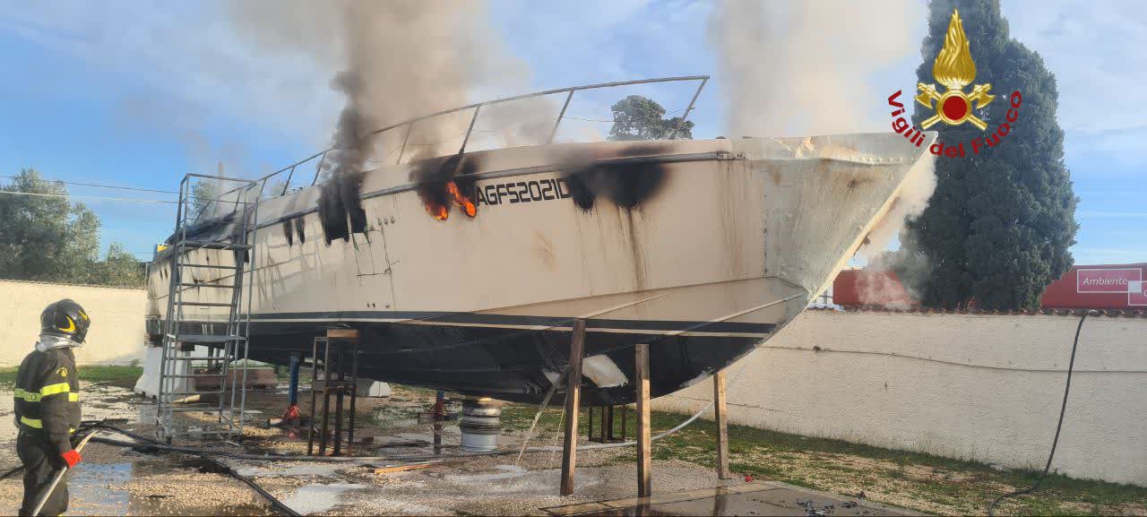 Incendio a bordo di un’imbarcazione, indagini sulle cause