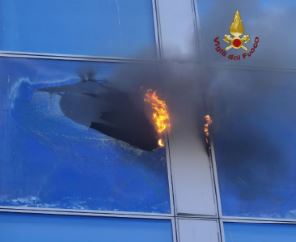 Fiamme nel palazzo dell’Enel in ristrutturazione, nessun ferito