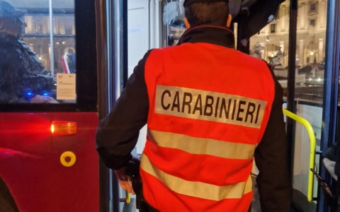 Furto sventato su autobus: Carabiniera fuori servizio arresta aggressore