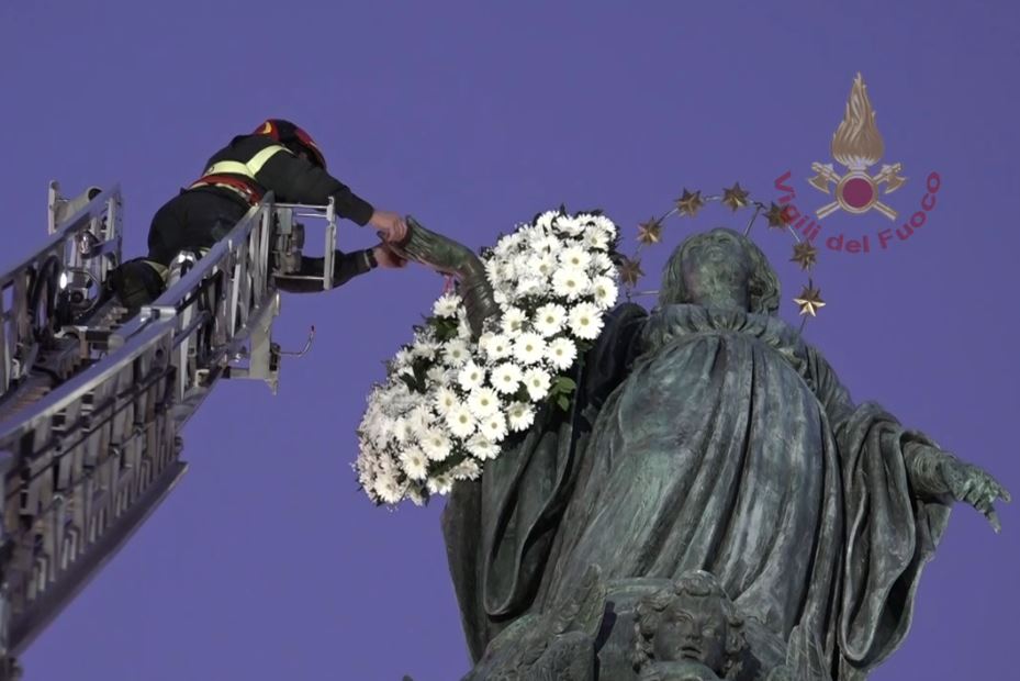 Immacolata, l’omaggio dei Vigili del Fuoco alla statua della Madonna in Piazza di Spagna