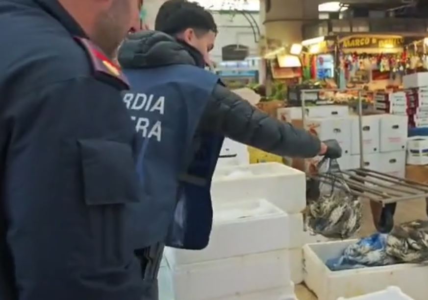 Mercato Esquilino: lavoro nero, sequestrata una tonnellata e mezzo di cibo e 50.000 euro di multe
