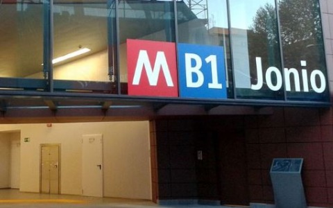 Studentessa violentata fuori dalla metro