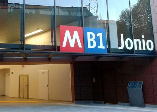 Ragazza violentata fuori dalla metro, al vaglio i video delle telecamere