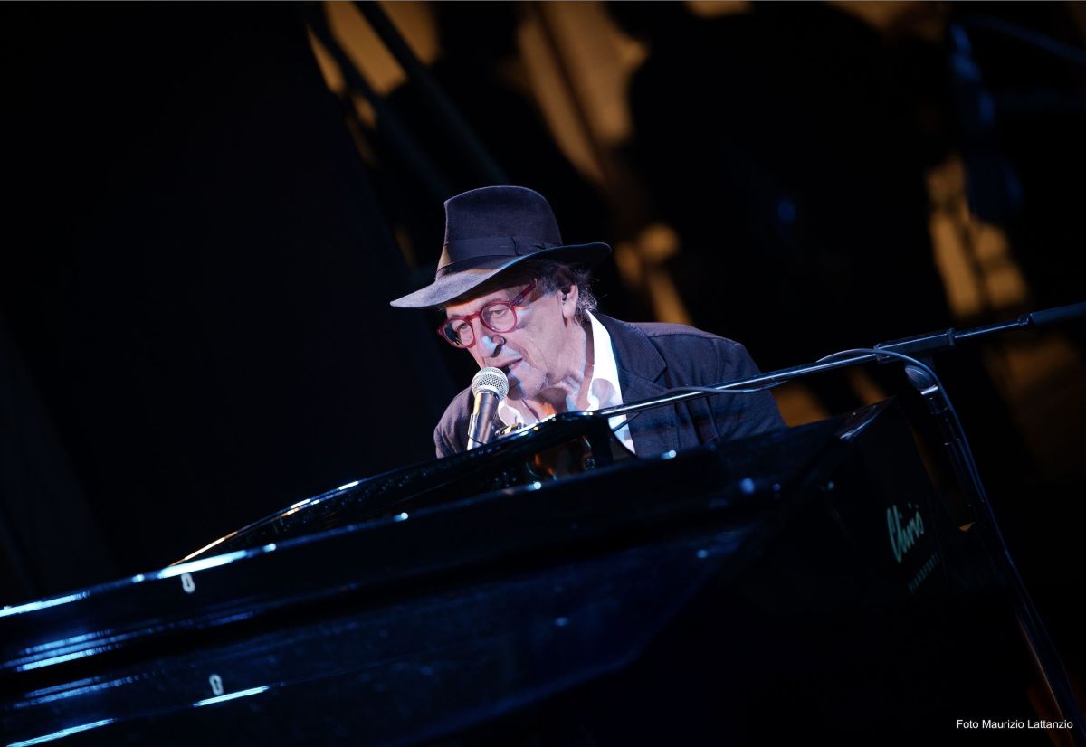 Cinquant’anni di canzoni, emozioni e incontri: il gran finale di un tour celebrativo