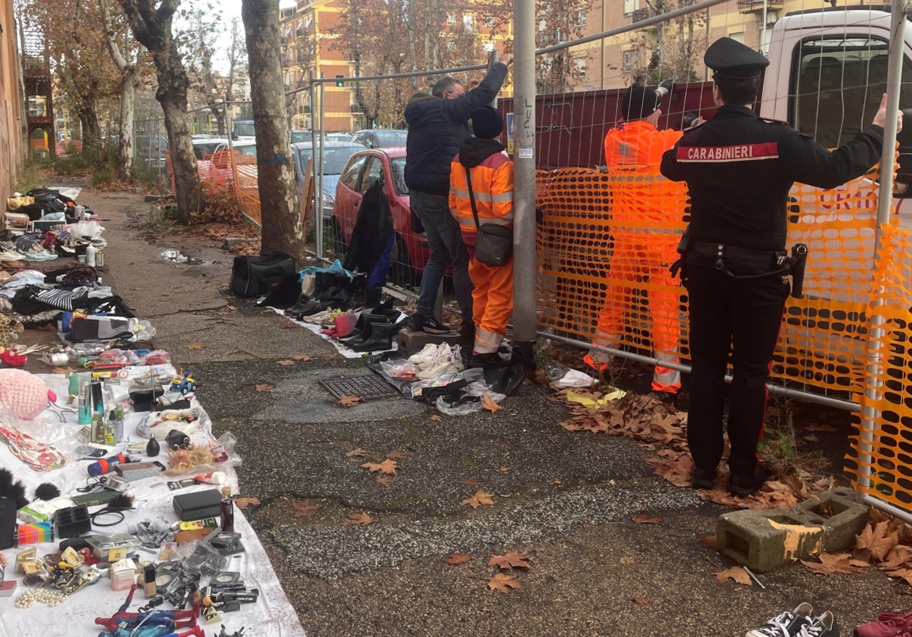 Servizio antidegrado dei carabinieri ad Ostia, mercatino abusivo sgomberato
