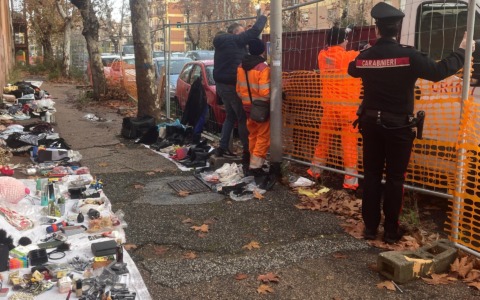 Servizio antidegrado dei carabinieri ad Ostia, mercatino abusivo sgomberato