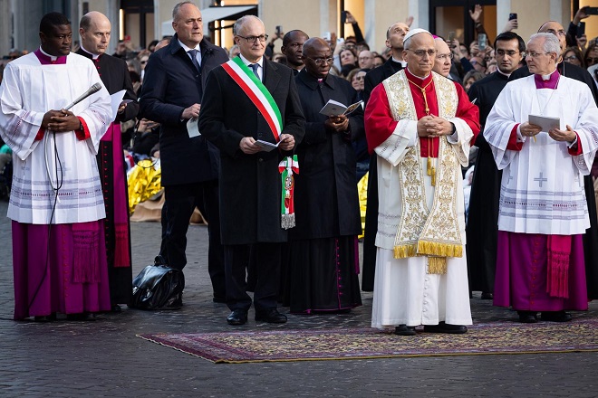 Il Papa ai piedi dell’Immacolata: “L’umanità è provata, fioriscano dignità e pace”