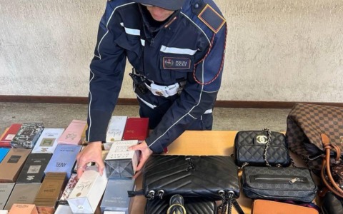 Abusivismo commerciale: a Porta Portese e Villa Pamphili sequestrati 5 mila articoli e oltre 120 chili di alimenti