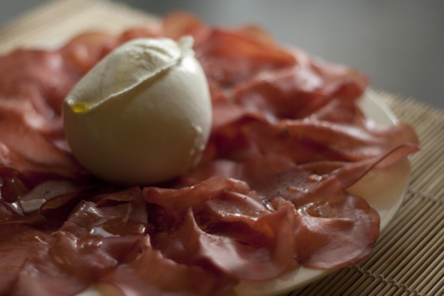 Rischia di soffocare con prosciutto e mozzarella, bambino salvato da un medico al ristorante
