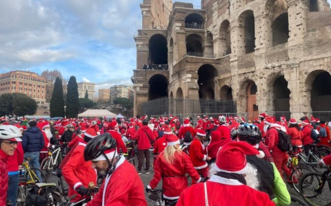 Domenica torna la pedalata dei Babbo Natale per la solidarietà
