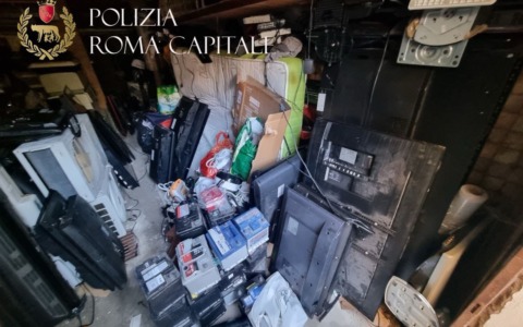 Rifiuti pericolosi, sequestrati due depositi abusivi e due tonnellate di batterie al piombo