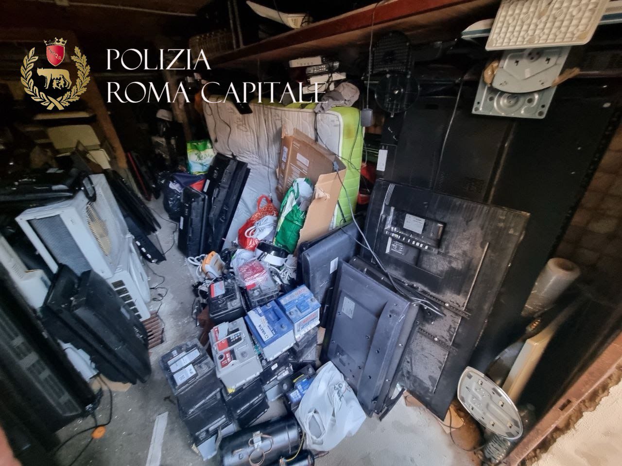 Rifiuti pericolosi, sequestrati due depositi abusivi e due tonnellate di batterie al piombo