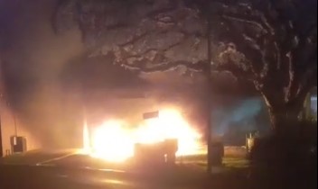 Attentato contro la Polizia Locale, incendiate due auto nella notte. Il Sindaco dal Prefetto. VIDEO