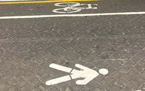 Modificata la segnaletica in via dei Fori Imperiali