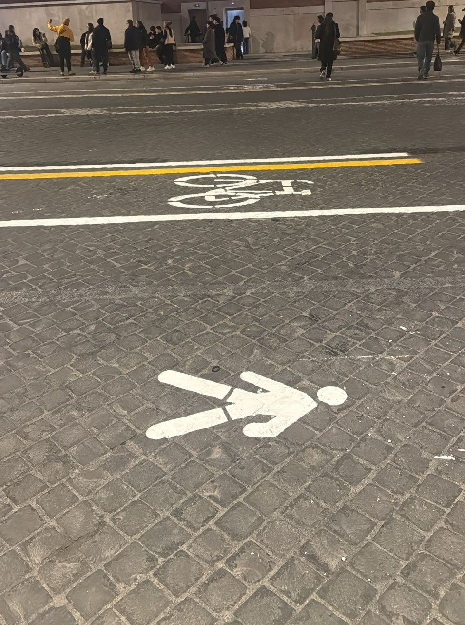 Modificata la segnaletica in via dei Fori Imperiali