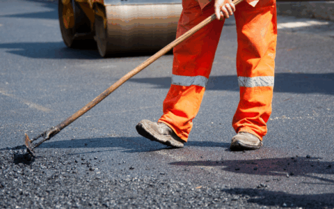 Lavori notturni sulla A12: chiusure temporanee tra svincoli e area di servizio