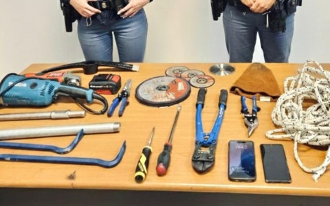 Sorpresi a rubare dal proprietari del negozio grazie alle telecamere di videosorveglianza