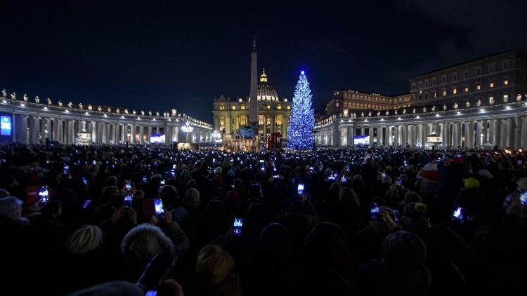 Inaugurati in Piazza San Pietro presepe e albero
