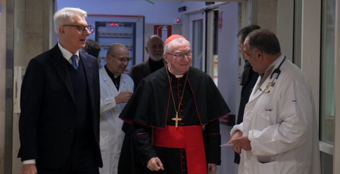 Il Cardinale Parolin visita i piccoli pazienti del Bambin Gesù per Natale