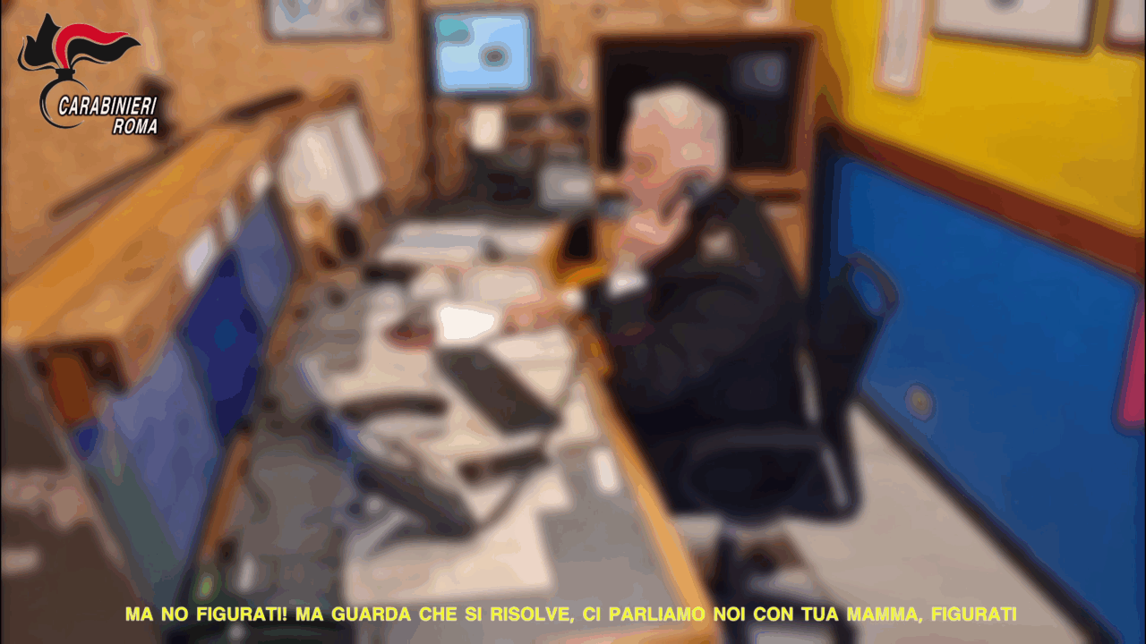 Giovanissimo vuole lanciarsi sotto un treno, salvato da un Carabiniere al telefono. VIDEO