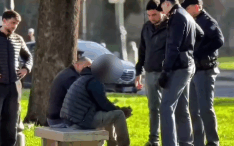 Controlli della Polizia all’Esquilino e a Colle Oppio. Fermato un pusher in piazza Vittorio. VIDEO