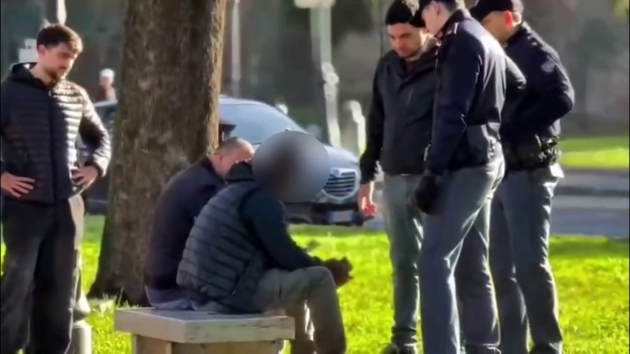 Controlli della Polizia all’Esquilino e a Colle Oppio. Fermato un pusher in piazza Vittorio. VIDEO