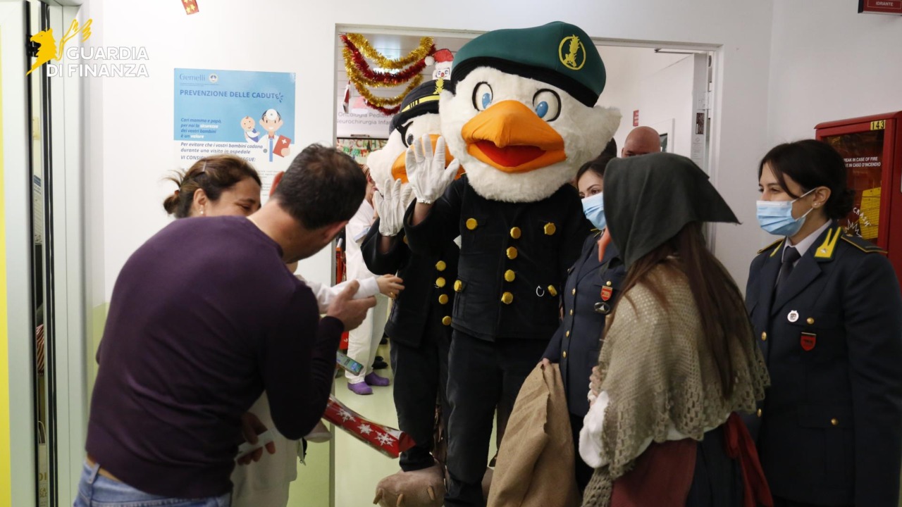 Doni e sorrisi per i bambini del reparto di oncologia pediatrica del policlinico “Agostino Gemelli”