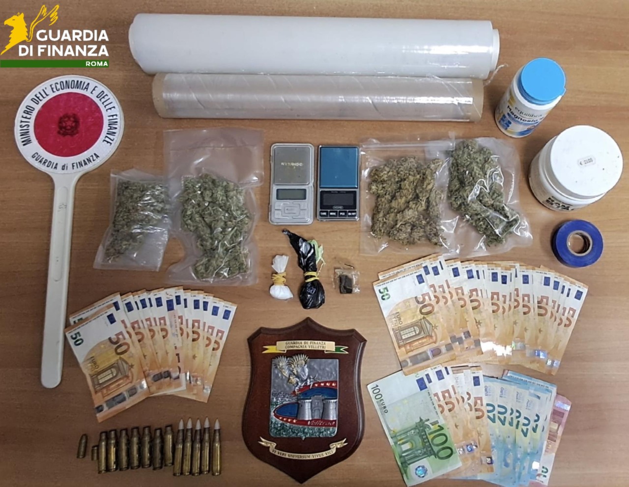 Spaccio di droga e detenzione di armi, un arresto