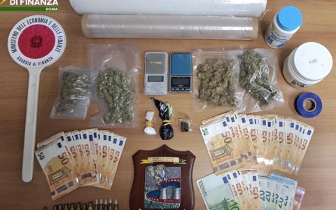 Spaccio di droga e detenzione di armi, un arresto