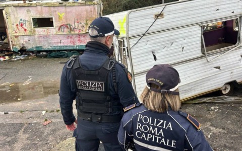 Avviata la demolizione di alcune strutture al campo rom di via Candoni