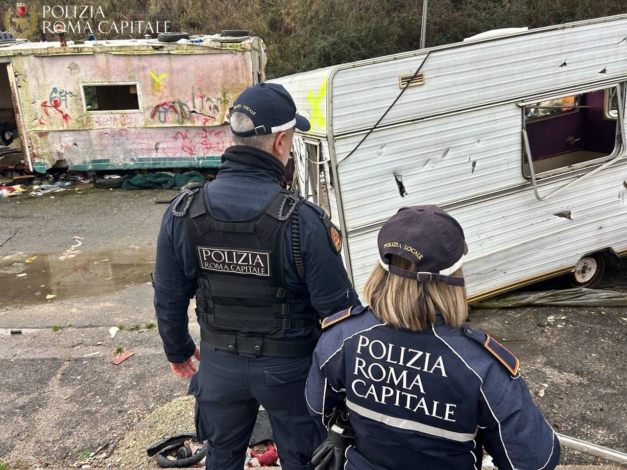 Avviata la demolizione di alcune strutture al campo rom di via Candoni