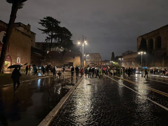 Maltempo, crolla un pino di 20 metri in via dei Fori Imperiali