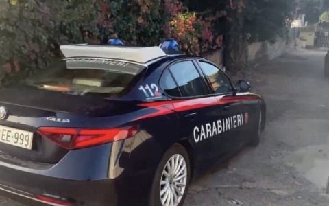 Spari dalla finestra e danni alle abitazioni, arrestato un 60enne