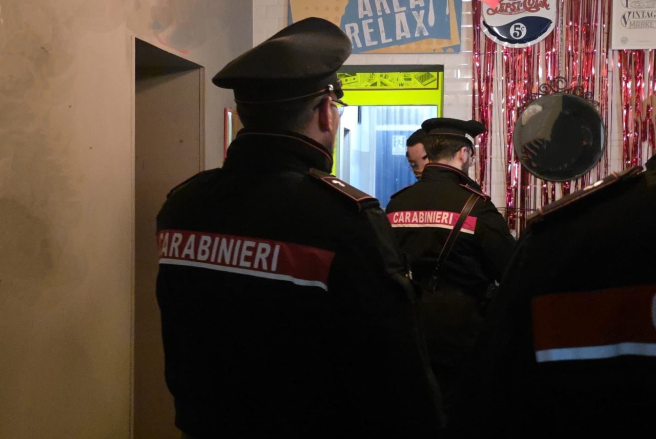 Spaccio dietro il bancone del bar: arrestati titolare e avventore
