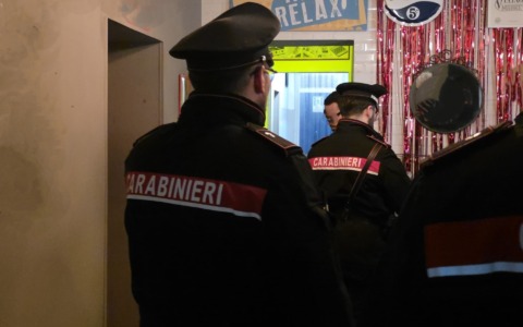 Spaccio dietro il bancone del bar: arrestati titolare e avventore