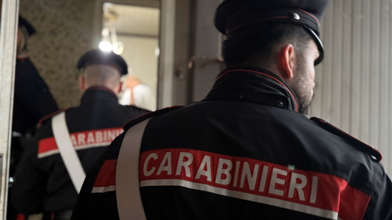Violenza in famiglia, 24enne arrestato mentre tenta di sfondare la porta di casa della madre