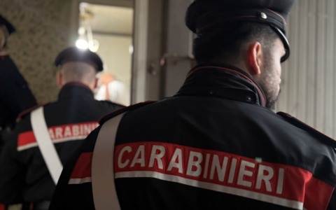 Violenza in famiglia, 24enne arrestato mentre tenta di sfondare la porta di casa della madre