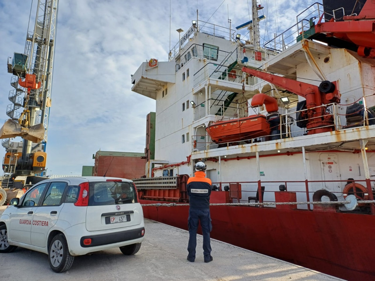 Fermo amministrativo per due mercantili arrivati in porto